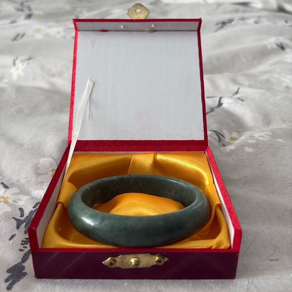 Real Jade Bracelet - Picture 1 of 2
